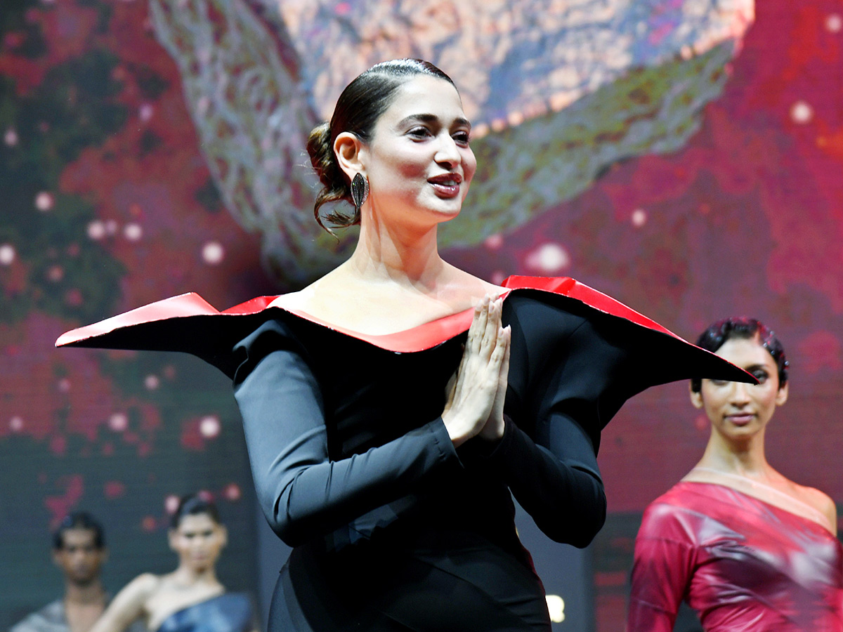 Heroine_20Tamannaah_20Bhatia_20Ramp_20Walk_20Fashion_20Tour_20by_20Blenders_20Pride_20Visakhapatnam_20Photos_20_2811_29.jpg 3