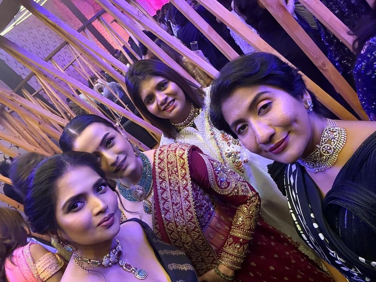 Namratha_20family_20at_20marriage_20function10.jpg 11