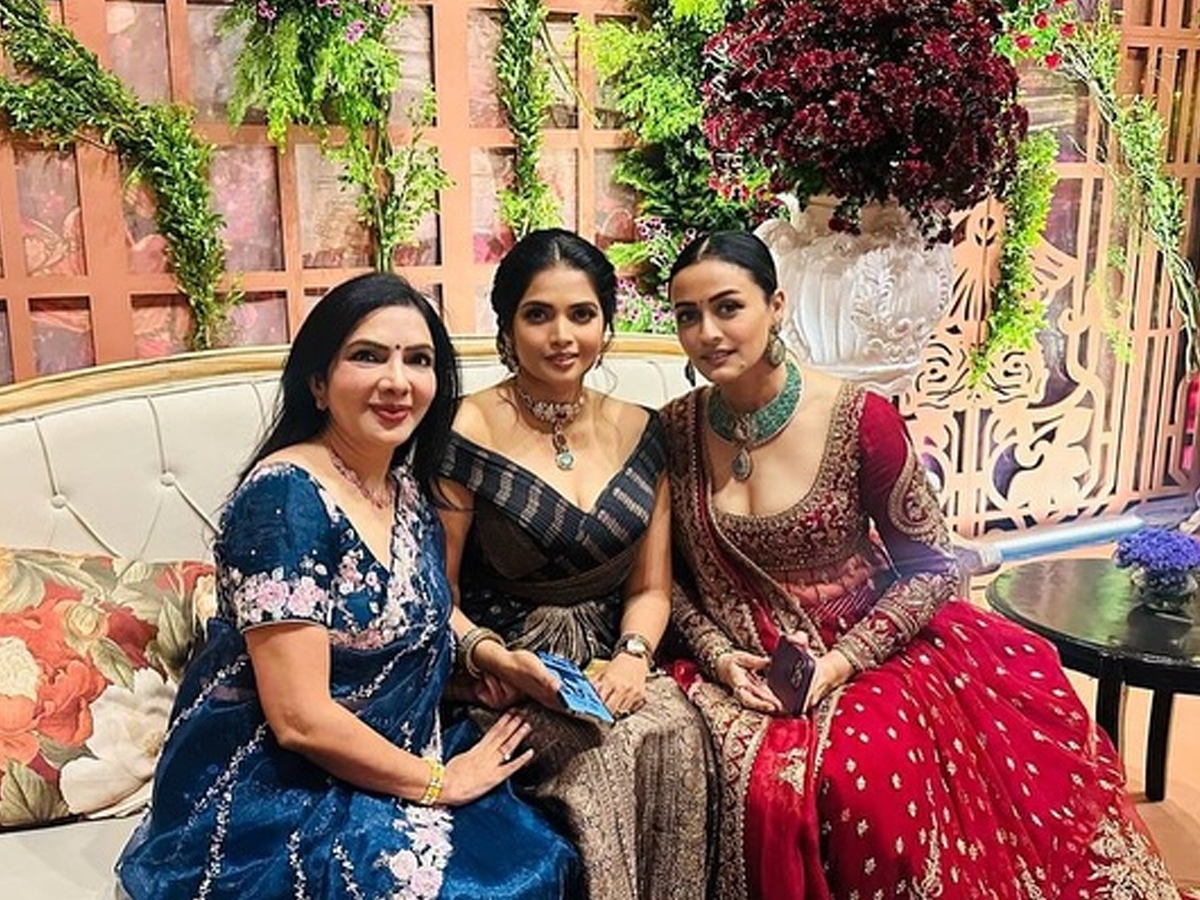 Namratha_20family_20at_20marriage_20function2.jpg 3