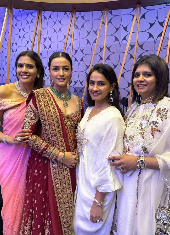 Namratha_20family_20at_20marriage_20function5_0.jpg 6