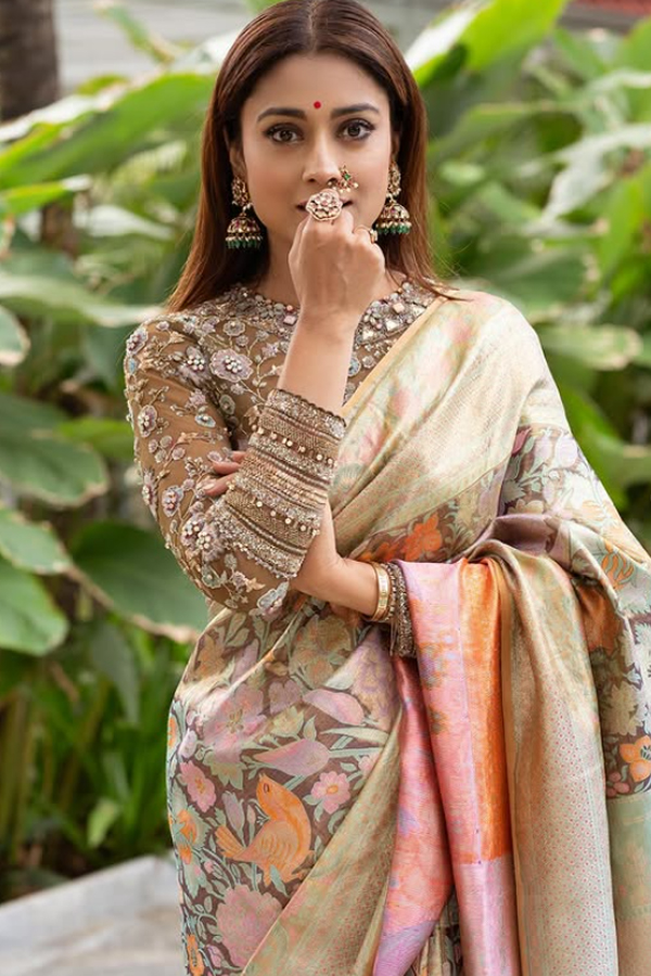 Shriya_20Saran_20Beauty_20in_20every_20Click_20photos_20_2810_29.jpg 11