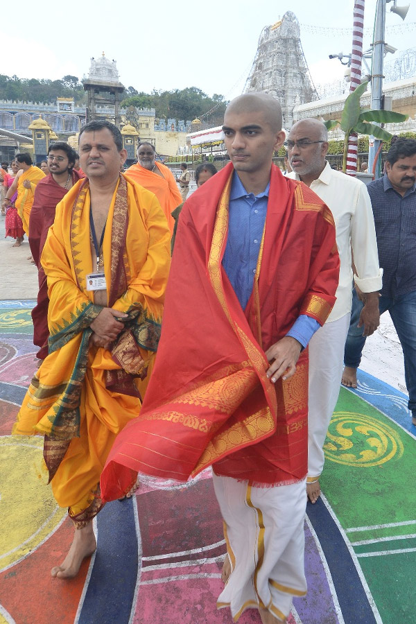 World_20Chess_20Champion_20Gukesh_20Dommaraju_20Visits_20Tirumala_20With_20Family_20Photos_20_2810_29.jpg 10