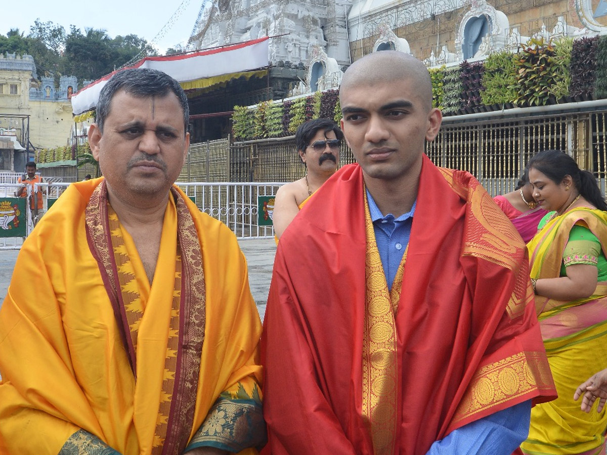 World_20Chess_20Champion_20Gukesh_20Dommaraju_20Visits_20Tirumala_20With_20Family_20Photos_20_281_29.jpg 2