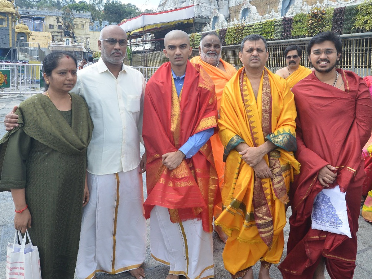 World_20Chess_20Champion_20Gukesh_20Dommaraju_20Visits_20Tirumala_20With_20Family_20Photos_20_283_29.jpg 3