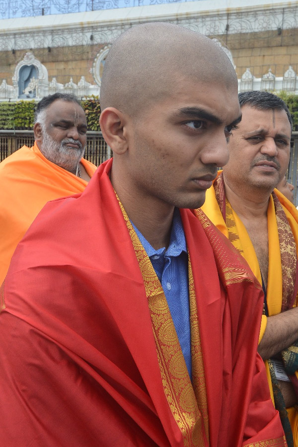 World_20Chess_20Champion_20Gukesh_20Dommaraju_20Visits_20Tirumala_20With_20Family_20Photos_20_285_29.jpg 5