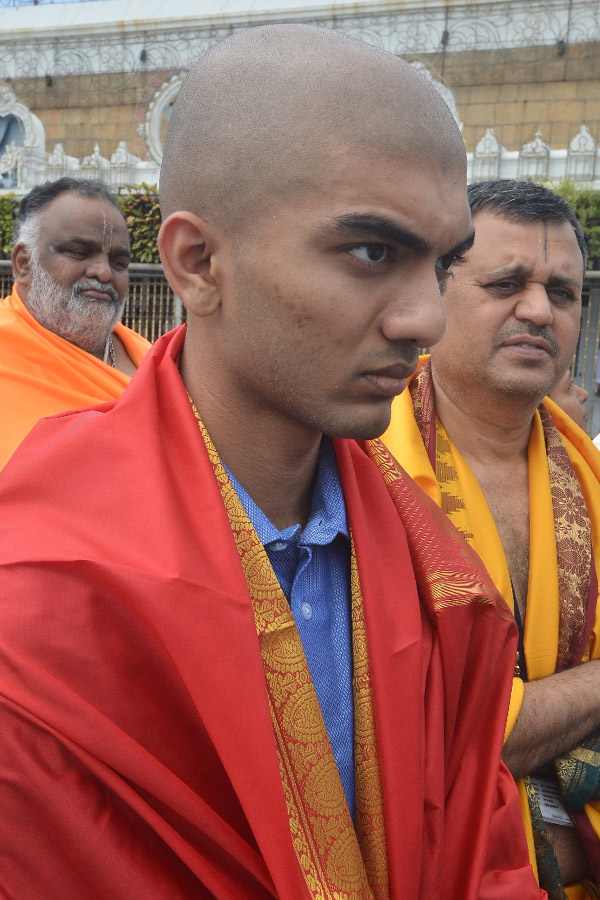 World_20Chess_20Champion_20Gukesh_20Dommaraju_20Visits_20Tirumala_20With_20Family_20Photos_20_286_29.jpg 6