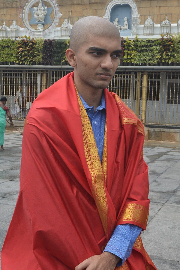 World_20Chess_20Champion_20Gukesh_20Dommaraju_20Visits_20Tirumala_20With_20Family_20Photos_20_287_29.jpg 7
