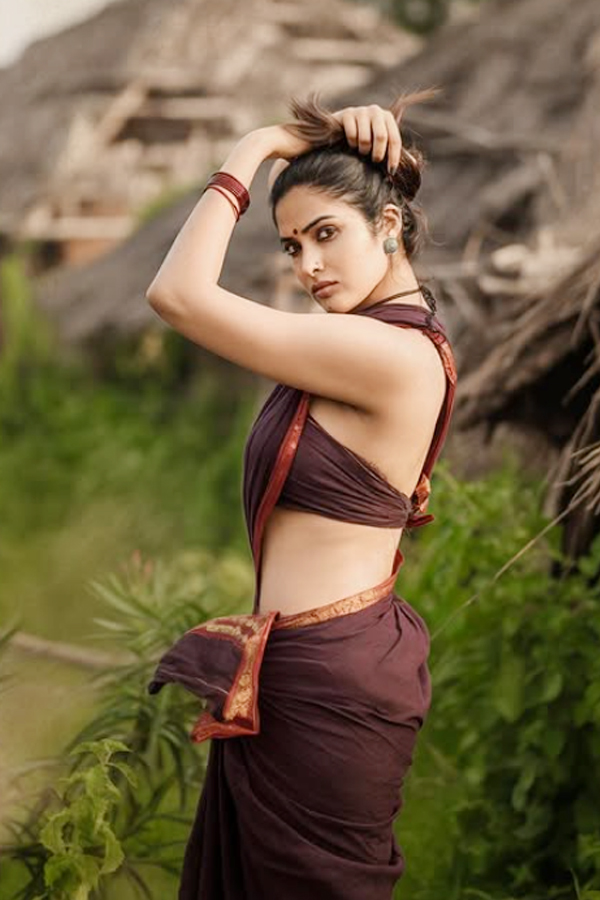 Divi_20Vadthya_20Looks_20Elegant_20in_20her_20latest_20photoshoot_20_20_288_29.jpg 9