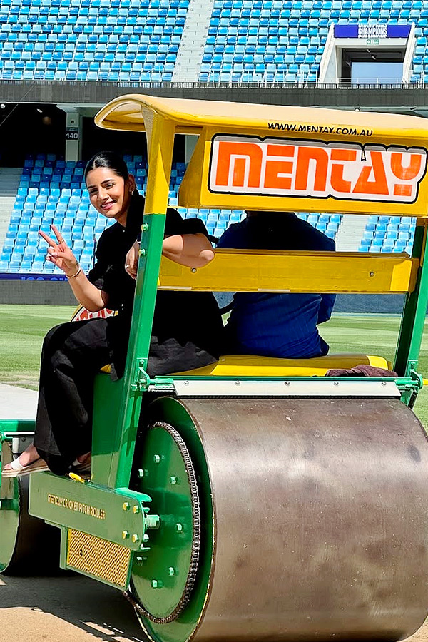 Jasprit_20Bumrah_20Wife_20Sanjana_20Ganesan_20With_20Champions_20Trophy_20Interviewed_20Rohit_20Sharma_20Photos_20_2812_29.jpg 13