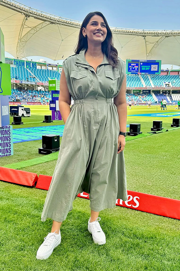 Jasprit_20Bumrah_20Wife_20Sanjana_20Ganesan_20With_20Champions_20Trophy_20Interviewed_20Rohit_20Sharma_20Photos_20_282_29.jpg 4