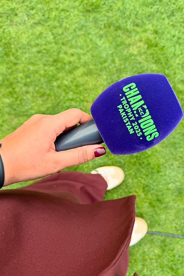 Jasprit_20Bumrah_20Wife_20Sanjana_20Ganesan_20With_20Champions_20Trophy_20Interviewed_20Rohit_20Sharma_20Photos_20_283_29.jpg 5