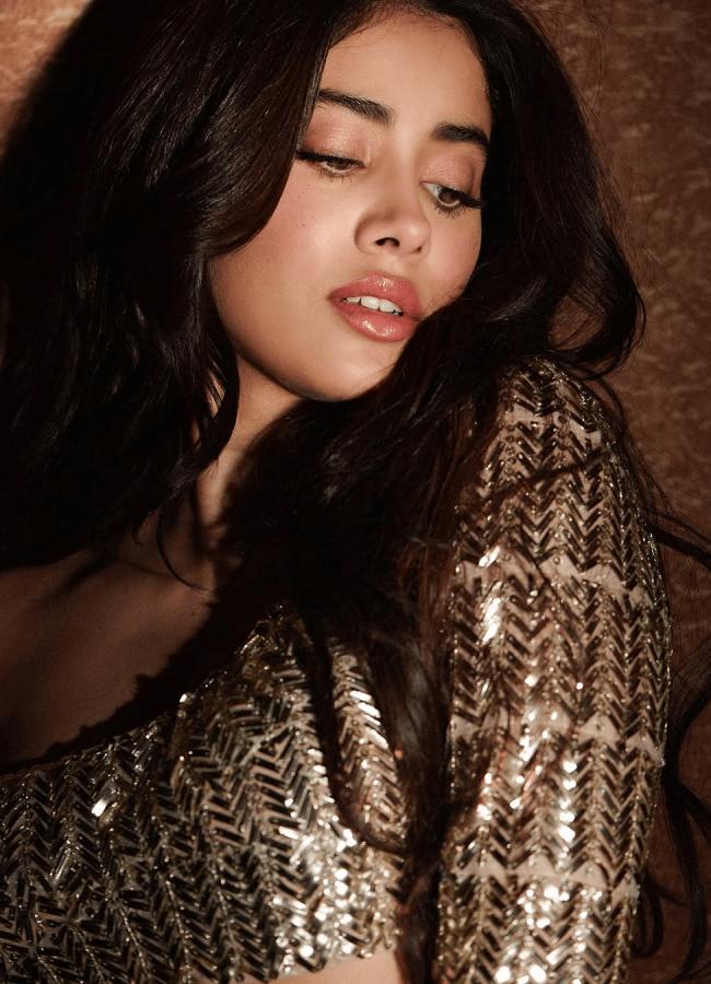Bollywood-Actress-Janhvi-Kapoor-Glamorous-Photos_20_285_29.jpg 5