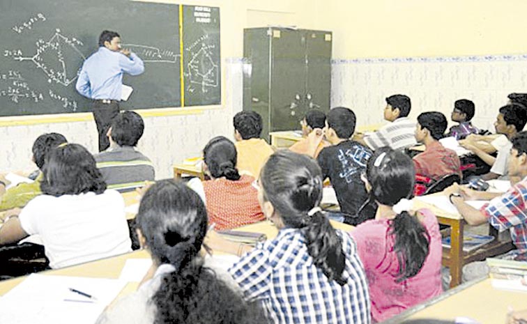 LECTURER-TEACHING-2.jpg