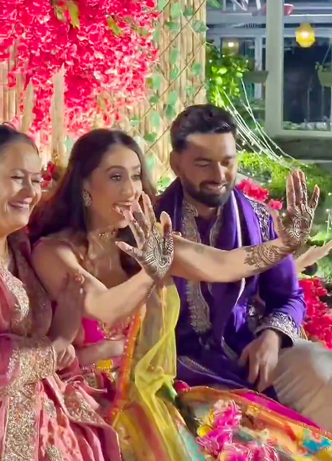MS_20Dhoni_20goes_20wild_20at_20Sakshi_20Pant_20wedding_20photos_20goes_20viral__20_2812_29.jpg 12