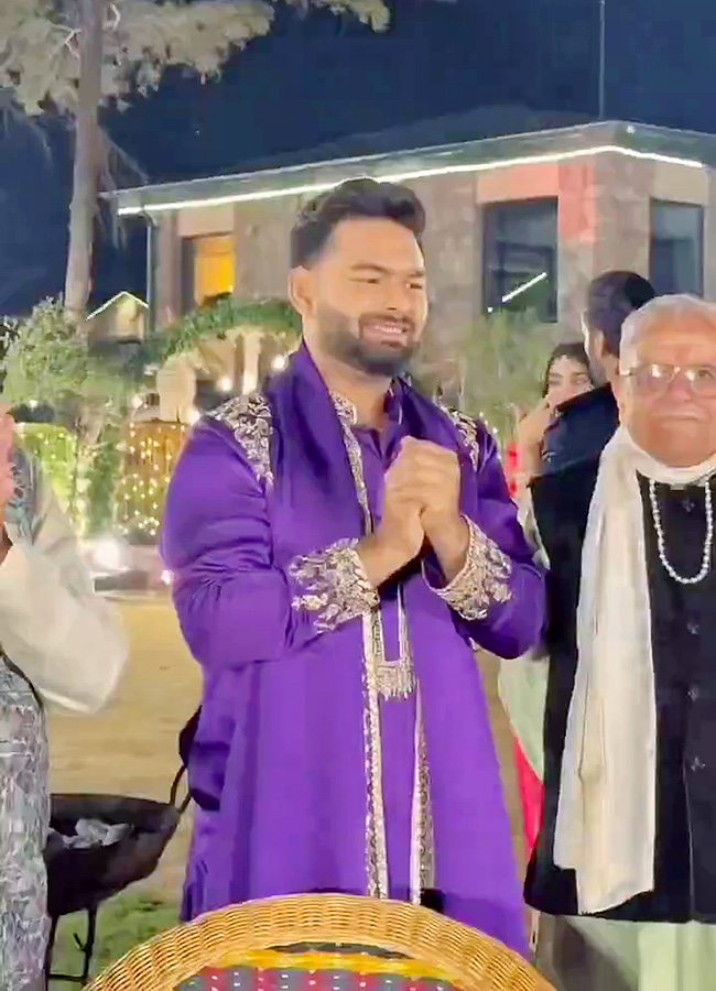 MS_20Dhoni_20goes_20wild_20at_20Sakshi_20Pant_20wedding_20photos_20goes_20viral__20_2814_29.jpg 14