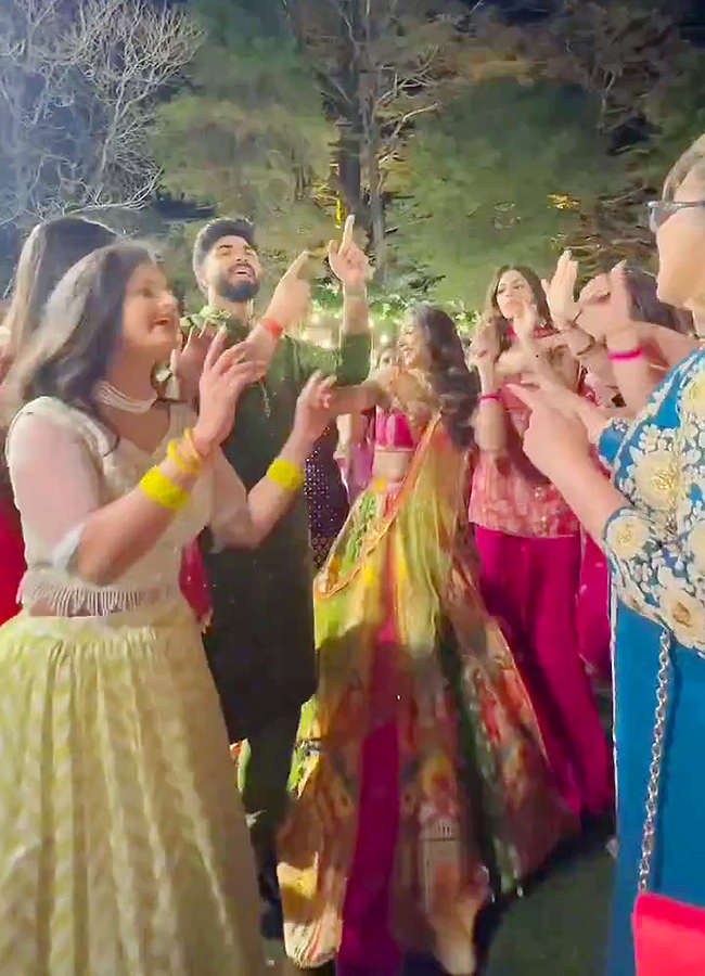MS_20Dhoni_20goes_20wild_20at_20Sakshi_20Pant_20wedding_20photos_20goes_20viral__20_2815_29.jpg 15
