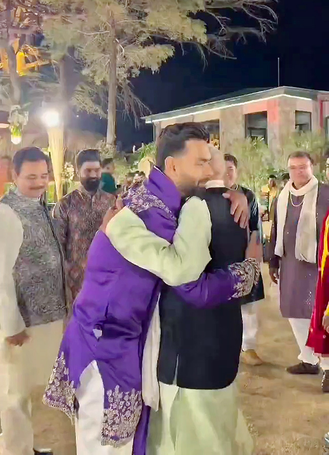 MS_20Dhoni_20goes_20wild_20at_20Sakshi_20Pant_20wedding_20photos_20goes_20viral__20_2816_29.jpg 16