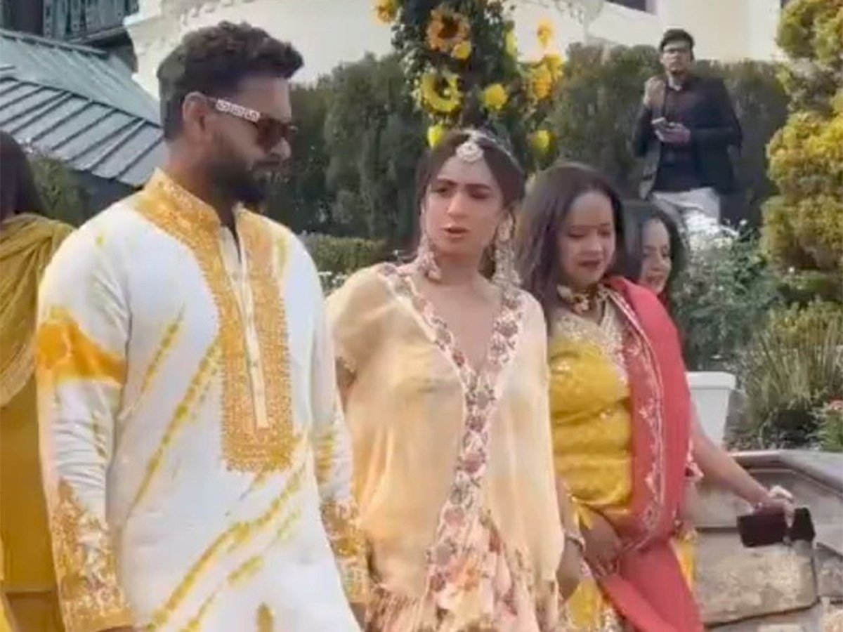 MS_20Dhoni_20goes_20wild_20at_20Sakshi_20Pant_20wedding_20photos_20goes_20viral__20_283_29.jpg 3