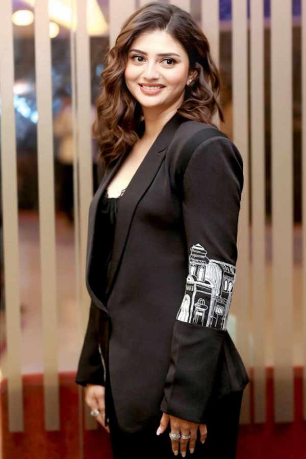 Nazia_20Davison_20style_20and_20grace_20in_20every_20look_20_283_29.jpg 3