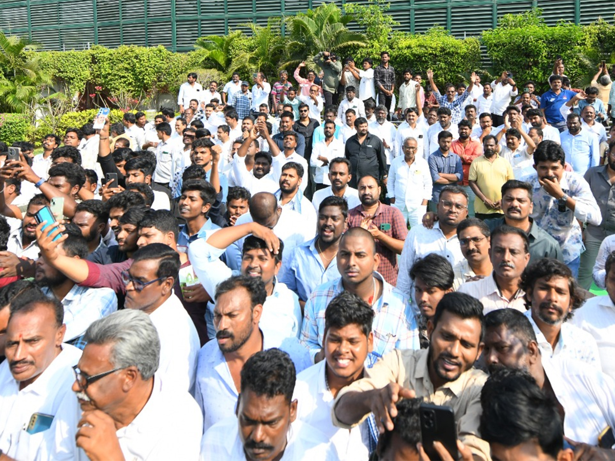 YS_20Jagan_20Participates_20in_20YSRCP_20Formation_20Day_20Celebrations_20Tadepalli__20_2810_29.jpg 10