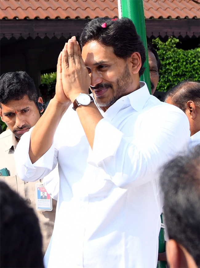 YS_20Jagan_20Participates_20in_20YSRCP_20Formation_20Day_20Celebrations_20Tadepalli__20_2811_29.jpg 11