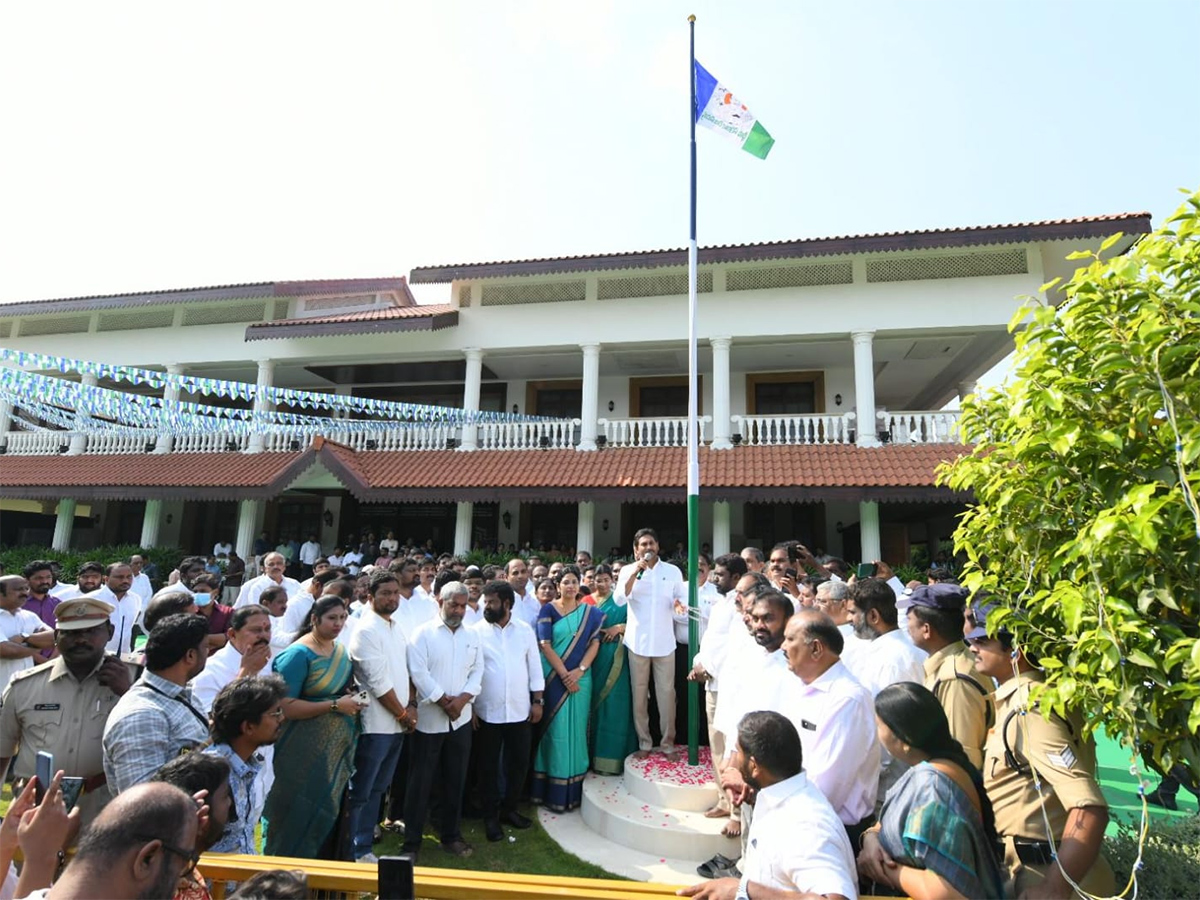YS_20Jagan_20Participates_20in_20YSRCP_20Formation_20Day_20Celebrations_20Tadepalli__20_2812_29.jpg 12