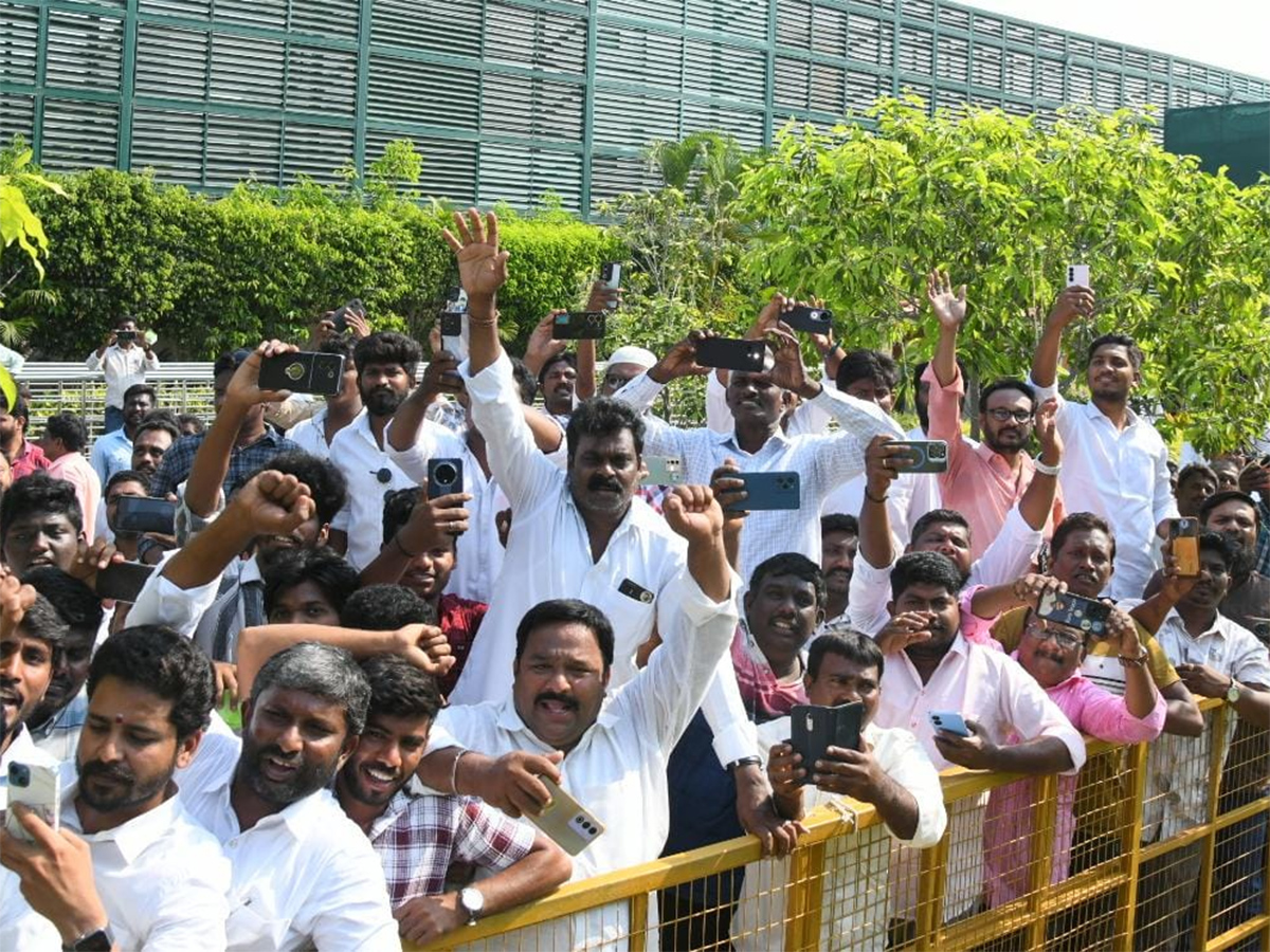 YS_20Jagan_20Participates_20in_20YSRCP_20Formation_20Day_20Celebrations_20Tadepalli__20_2814_29.jpg 14