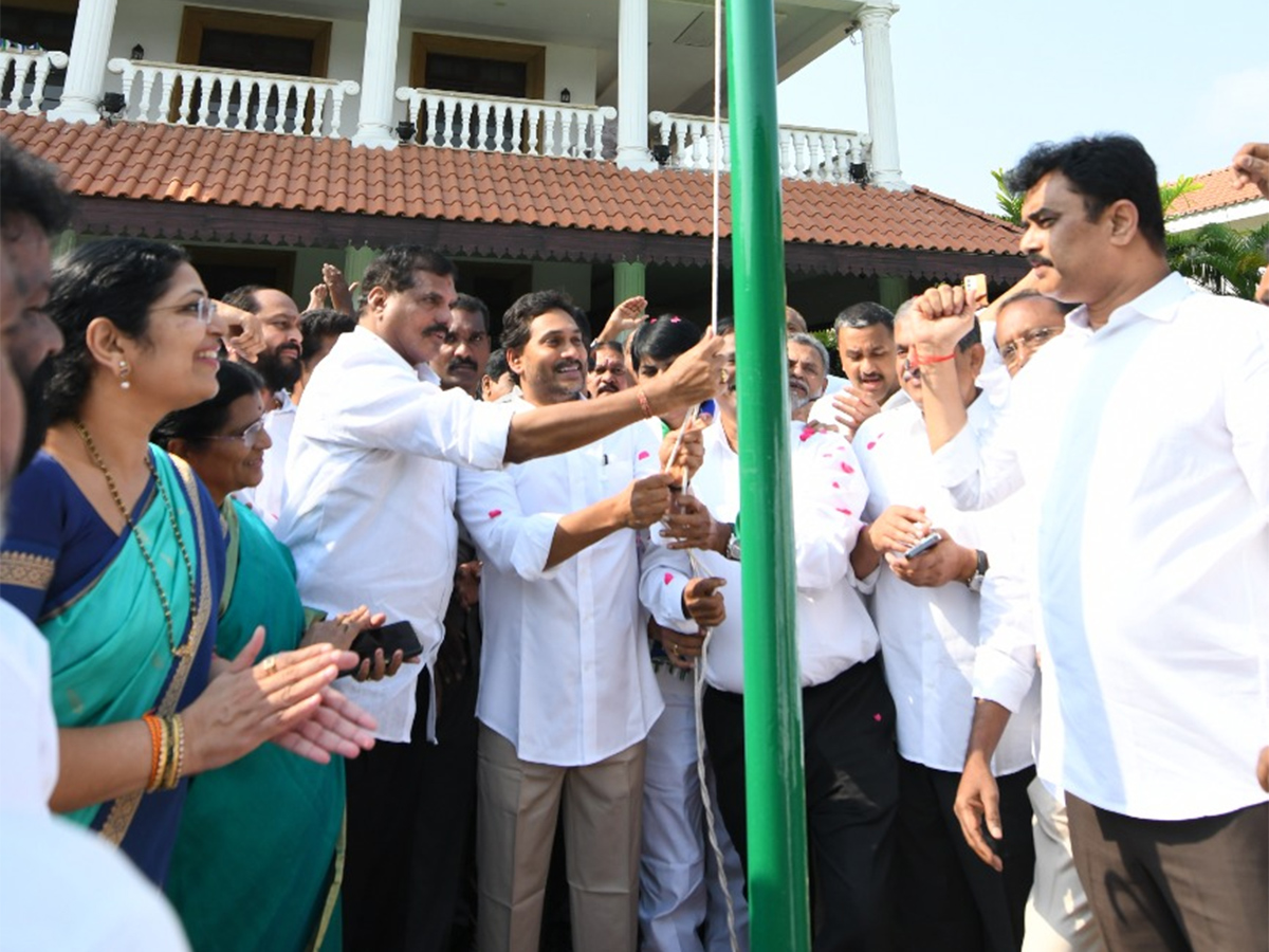 YS_20Jagan_20Participates_20in_20YSRCP_20Formation_20Day_20Celebrations_20Tadepalli__20_2815_29.jpg 15