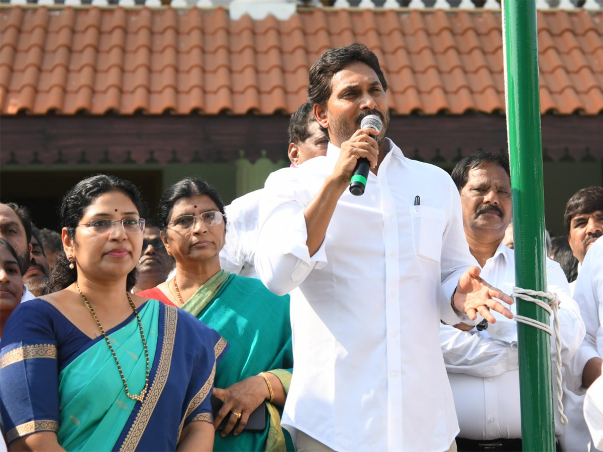 YS_20Jagan_20Participates_20in_20YSRCP_20Formation_20Day_20Celebrations_20Tadepalli__20_2816_29.jpg 16