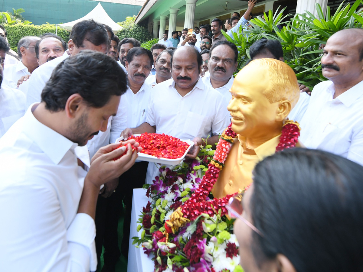 YS_20Jagan_20Participates_20in_20YSRCP_20Formation_20Day_20Celebrations_20Tadepalli__20_282_29.jpg 2