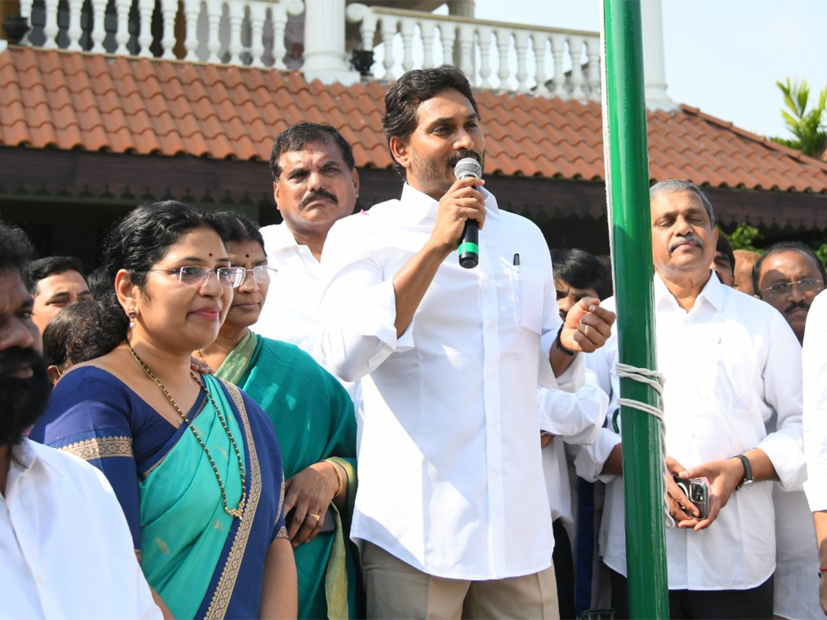 YS_20Jagan_20Participates_20in_20YSRCP_20Formation_20Day_20Celebrations_20Tadepalli__20_286_29.jpg 6