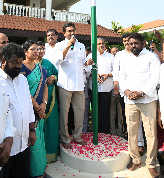 YS_20Jagan_20Participates_20in_20YSRCP_20Formation_20Day_20Celebrations_20Tadepalli__20_287_29.jpg 7