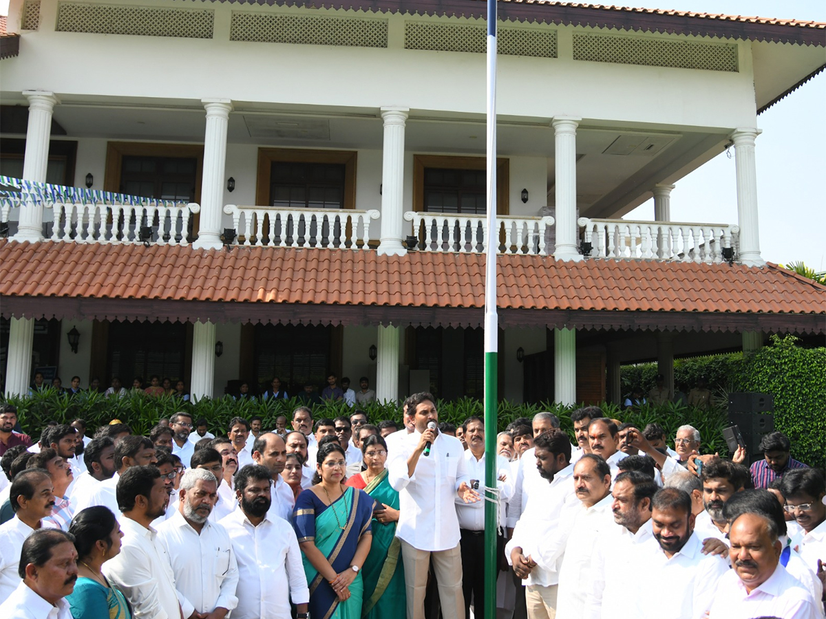 YS_20Jagan_20Participates_20in_20YSRCP_20Formation_20Day_20Celebrations_20Tadepalli__20_289_29.jpg 9