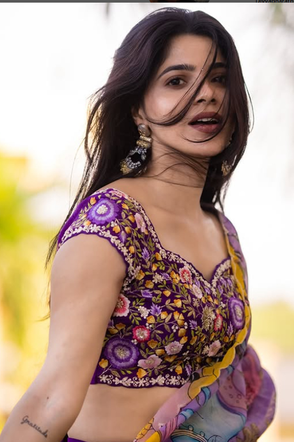 Divyabharathi_20Stunning_20in_20every_20photo_20look_20_283_29_0.jpg 4