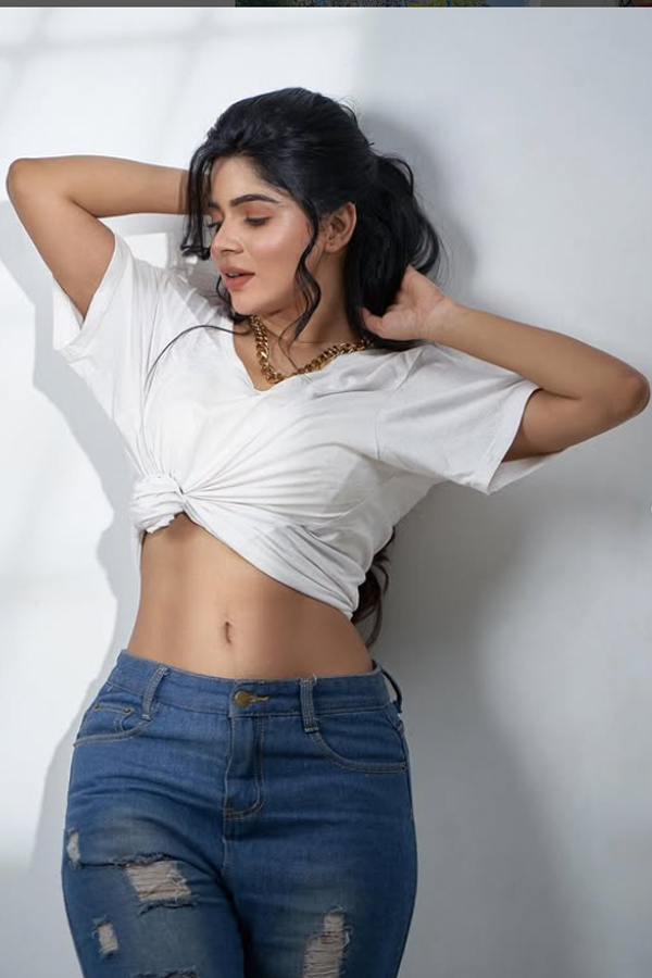 Divyabharathi_20Stunning_20in_20every_20photo_20look_20_287_29_0.jpg 8