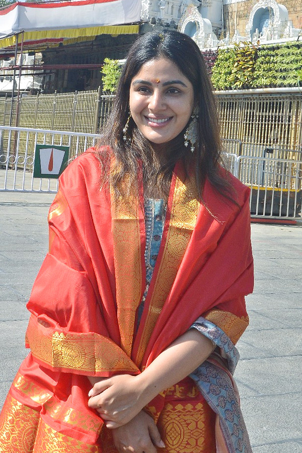 Actress_20Samyuktha_20Menon_20Visits_20Tirumala_20With_20Her_20Mother_20Photos_20_2810_29.jpg 13
