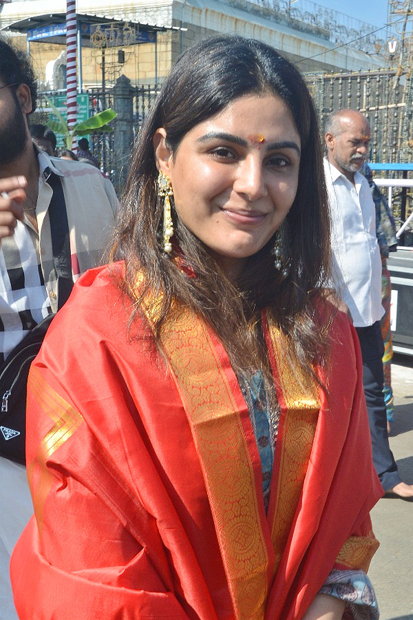 Actress_20Samyuktha_20Menon_20Visits_20Tirumala_20With_20Her_20Mother_20Photos_20_2812_29.jpg 15