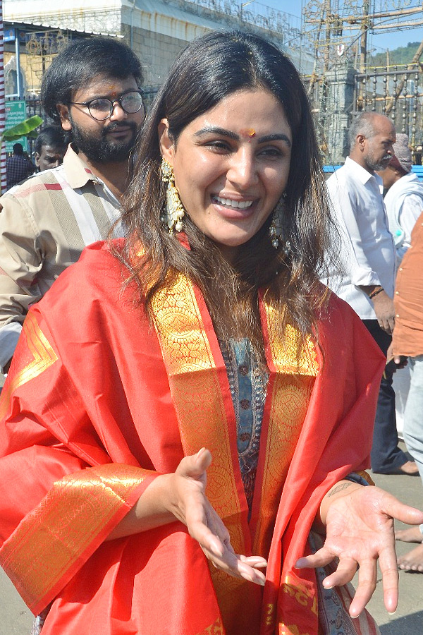 Actress_20Samyuktha_20Menon_20Visits_20Tirumala_20With_20Her_20Mother_20Photos_20_2813_29.jpg 16