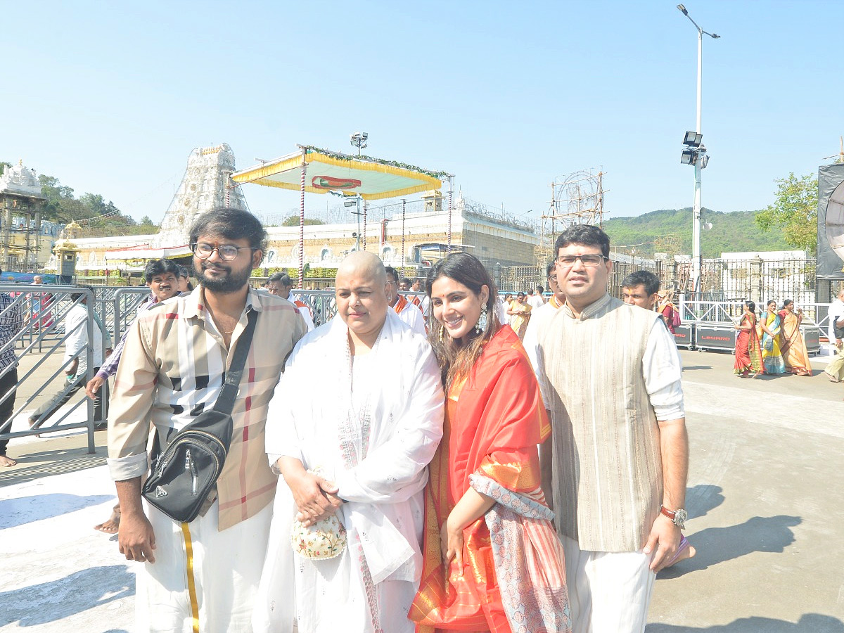 Actress_20Samyuktha_20Menon_20Visits_20Tirumala_20With_20Her_20Mother_20Photos_20_2814_29.jpg 1