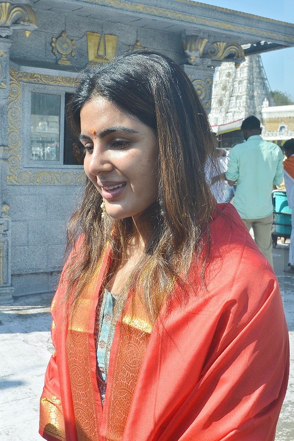 Actress_20Samyuktha_20Menon_20Visits_20Tirumala_20With_20Her_20Mother_20Photos_20_281_29.jpg 4