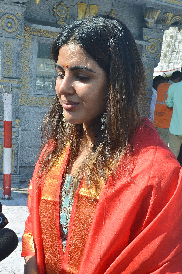 Actress_20Samyuktha_20Menon_20Visits_20Tirumala_20With_20Her_20Mother_20Photos_20_282_29.jpg 5