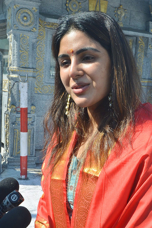 Actress_20Samyuktha_20Menon_20Visits_20Tirumala_20With_20Her_20Mother_20Photos_20_283_29.jpg 6