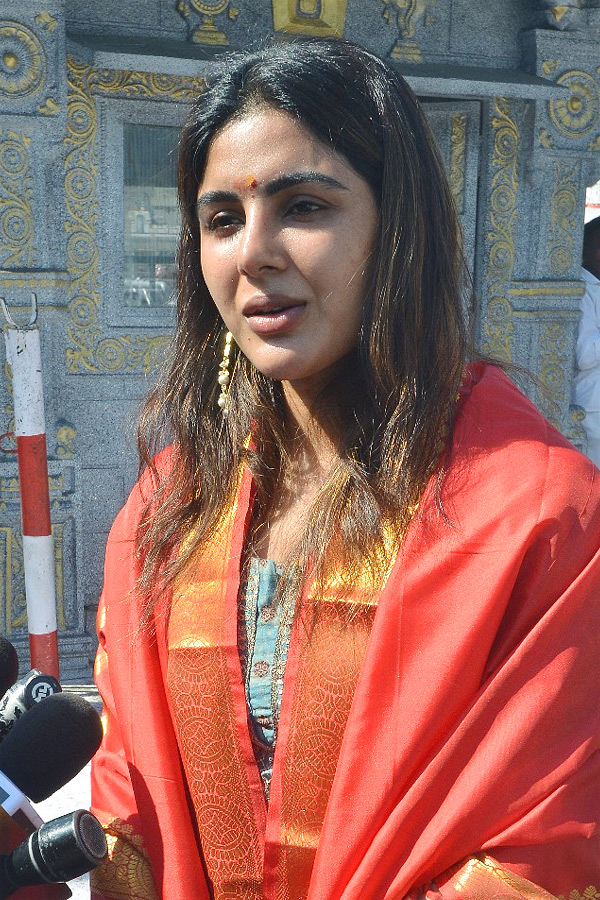 Actress_20Samyuktha_20Menon_20Visits_20Tirumala_20With_20Her_20Mother_20Photos_20_284_29.jpg 7