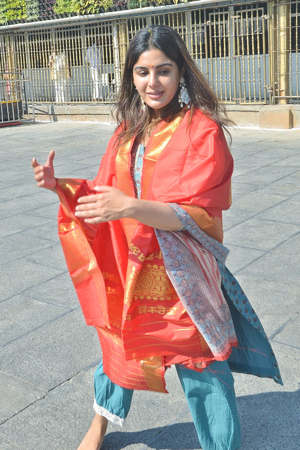 Actress_20Samyuktha_20Menon_20Visits_20Tirumala_20With_20Her_20Mother_20Photos_20_286_29.jpg 9