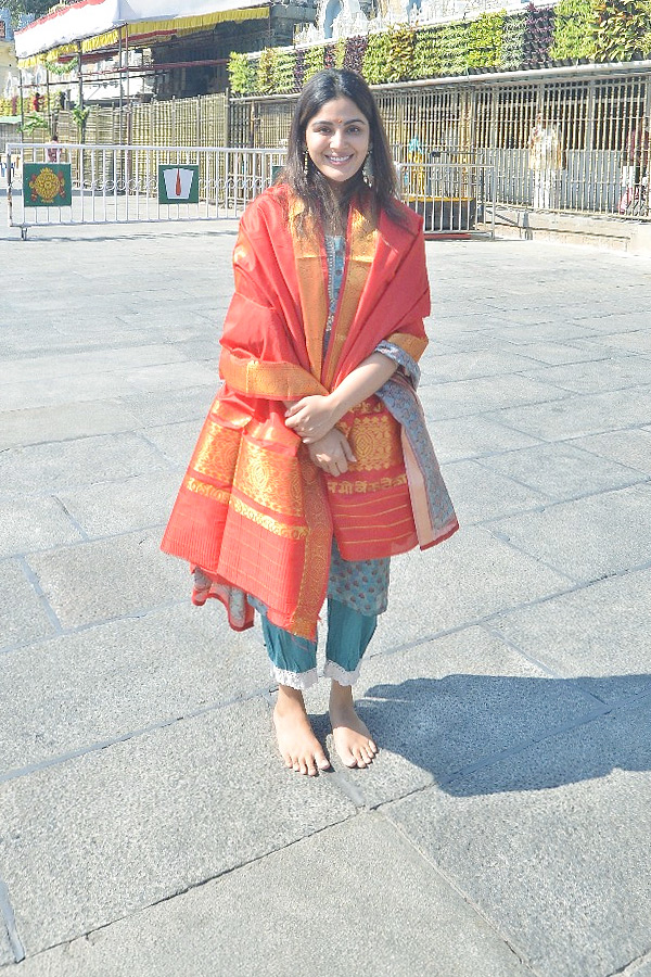 Actress_20Samyuktha_20Menon_20Visits_20Tirumala_20With_20Her_20Mother_20Photos_20_287_29.jpg 10