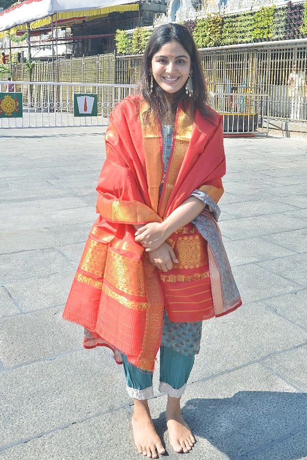 Actress_20Samyuktha_20Menon_20Visits_20Tirumala_20With_20Her_20Mother_20Photos_20_288_29.jpg 11