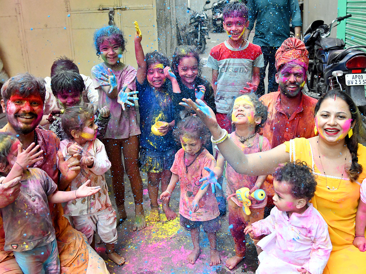 Holi_20Celebrations_20in_20Hyderabad_20With_20DJ_20Songs_20Photos_20_287_29.jpg 8