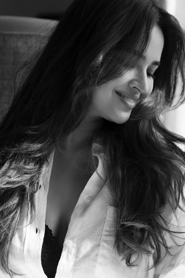 Pujita_20Ponnada_20cute_20photos_20in_20black_20and_20white_20dress_20Photos_20_20_289_29.jpg 10