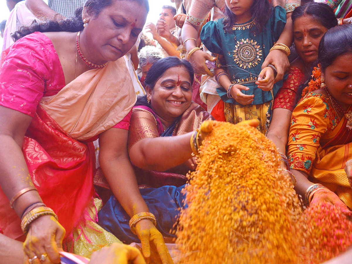 Sita_20Rama_20Kalyanam_20Grandly_20Held_20In_20Bhadrachalam_20Temple__20_286_29.jpg 6