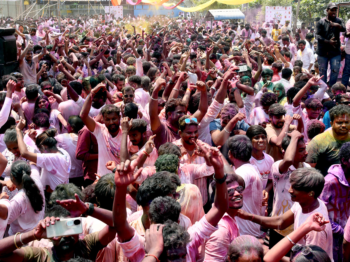 holi_202025_20celebrations_20in_20hyderabad_20HD_20photos__20_2812_29.jpg 12